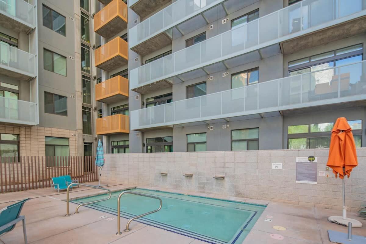 Charming 2bd - Downtown - Gym, Pool, Parking *