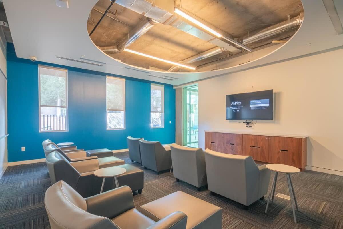 Charming 2bd - Downtown - Gym, Pool, Parking * Phoenix