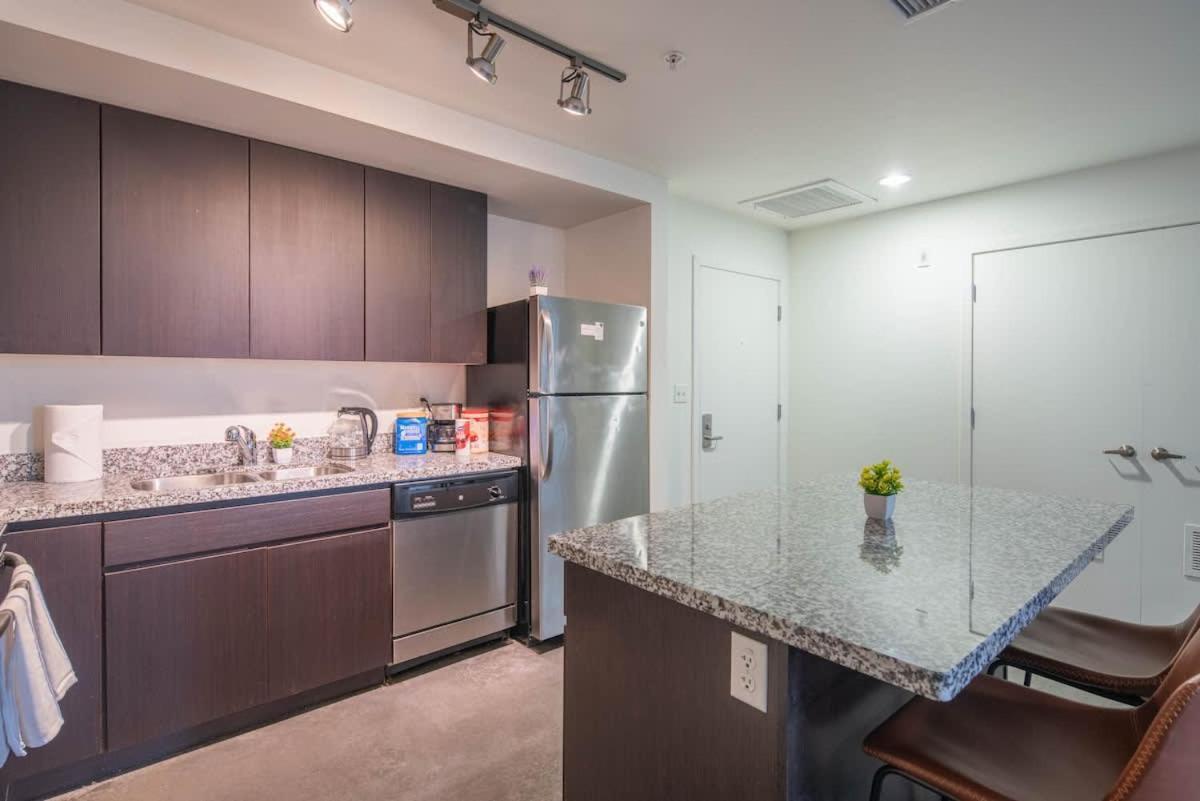 Charming 2bd - Downtown - Gym, Pool, Parking Apartment