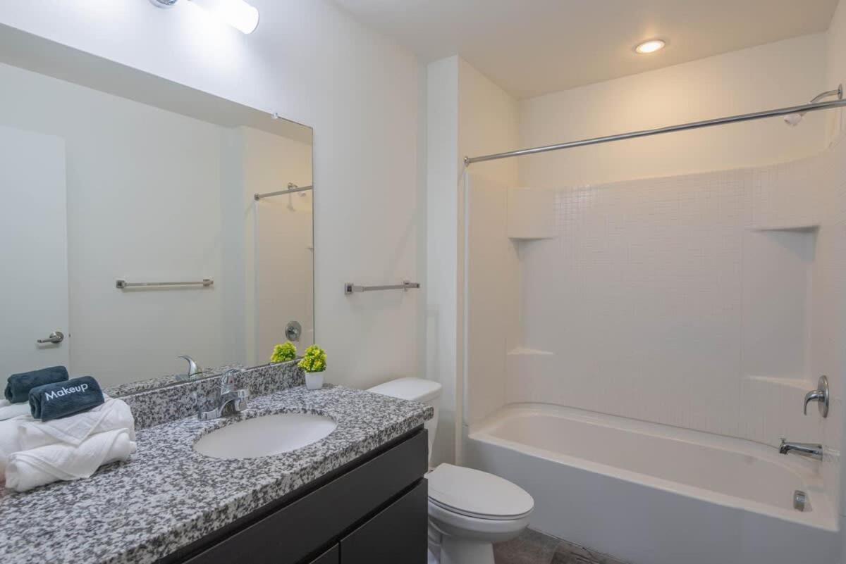 Charming 2bd - Downtown - Gym, Pool, Parking * Phoenix