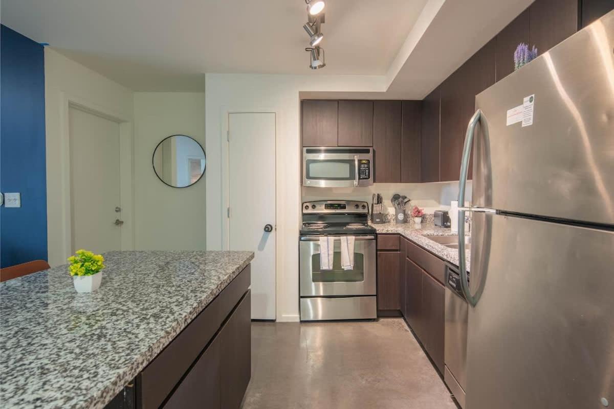 Charming 2bd - Downtown - Gym, Pool, Parking Apartment *