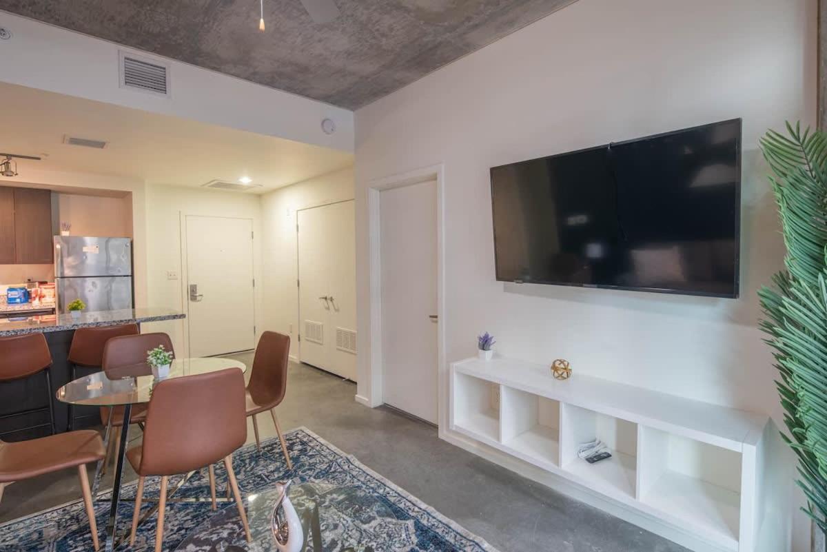 Charming 2bd - Downtown - Gym, Pool, Parking